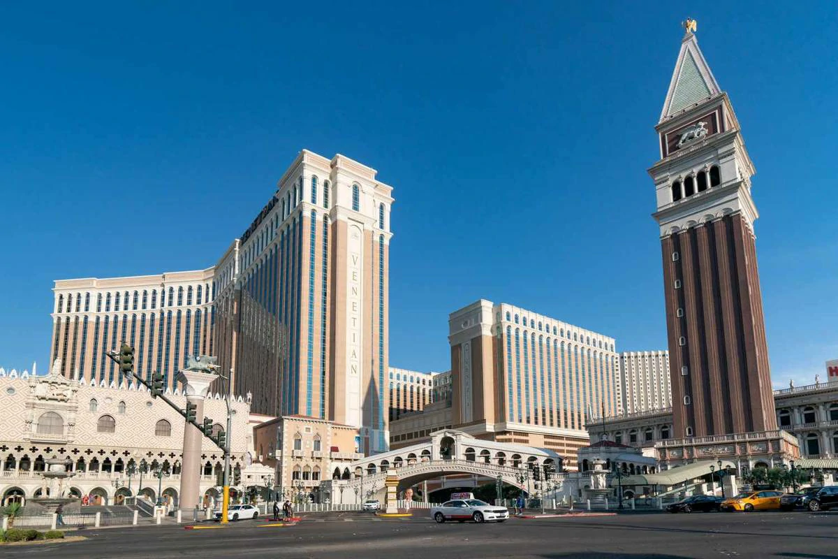 What is the largest hotel in the United States?